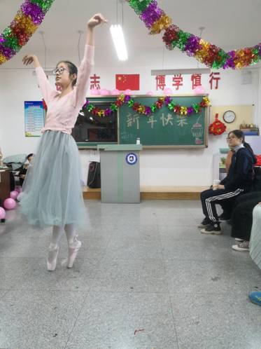 追光舞者，麗影翩躚